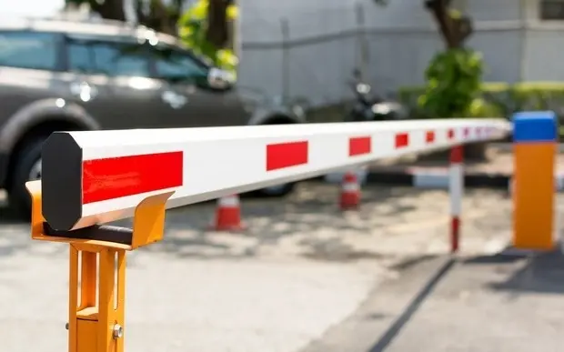 П'яний водій на швидкості протаранив шлагбаум у центрі Львова і скоїв ще одну ДТП