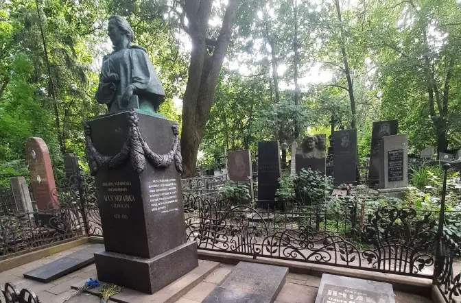 У Києві на Байковому кладовищі на пам’ятнику Лесі Українки прикрили напис з пропагандистської газети СРСР