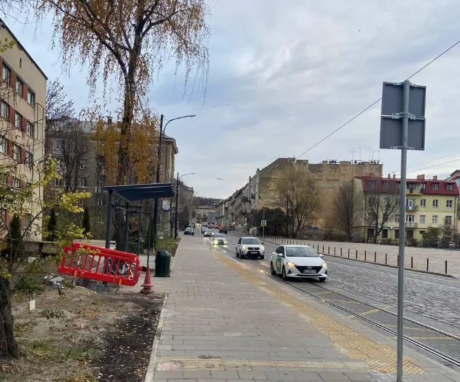 Навпроти Поля почесних поховань у Львові облаштували зупинку