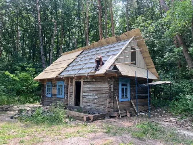 У Шевченківському гаю Львова відновлюють хату XX століття