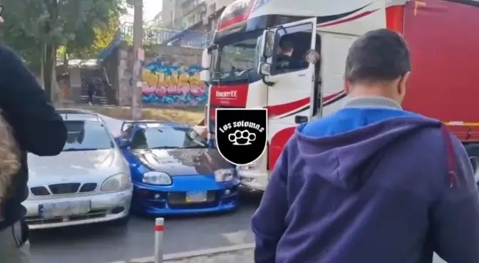 У Києві некерована вантажівка протаранила кілька авто