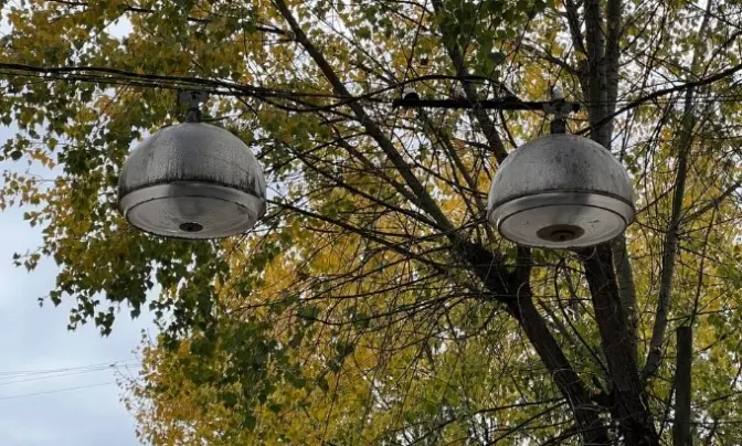 На Метробудівській вулиці в Києві планують встановити нові стовпи з LED освітленням. Чому місцеві проти?