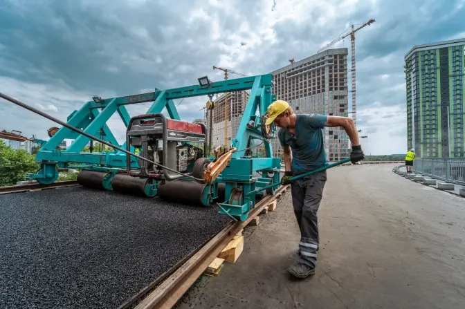 На розв'язці Дарницького мосту на лівому березі укладають гусасфальт