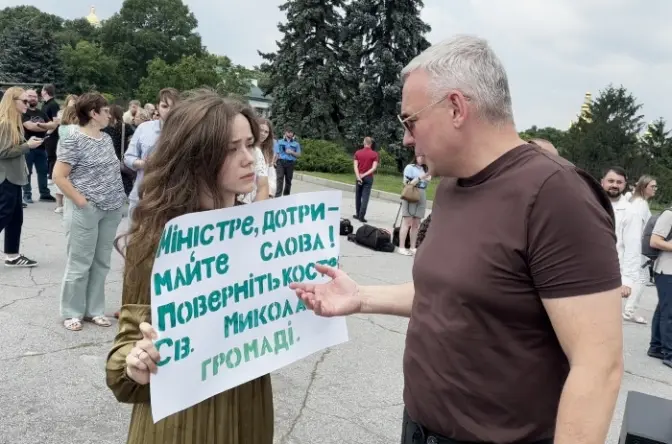 Ткаченко проігнорував парафіян костелу Святого Миколая, які питали, коли його передадуть громаді