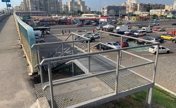 У Києві на розв'язці поблизу станції метро «Харківська» встановили нові сходи