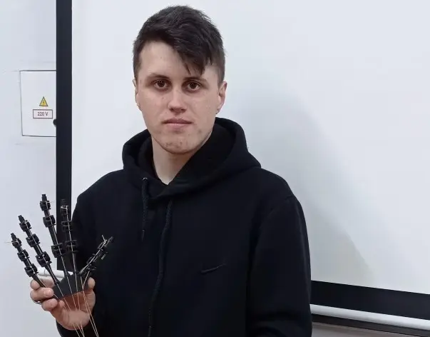 Львівський студент виготовив модель протеза кисті