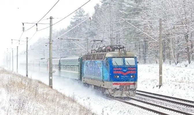 Через обледеніння контактної мережі на Львівщині затримується низка поїздів