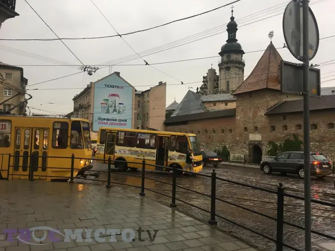 Ситуація на дорогах: затор на площі Митній