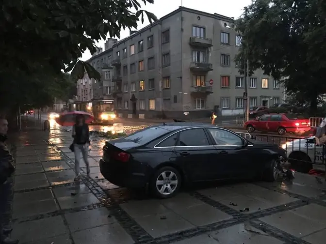 У Львові нетверезий водій в’їхав у зупинку громадського транспорту