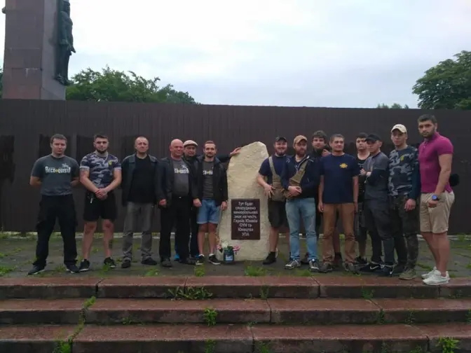 Націоналісти самовільно перенесли пам’ятний знак героям УПА до монументу Слави