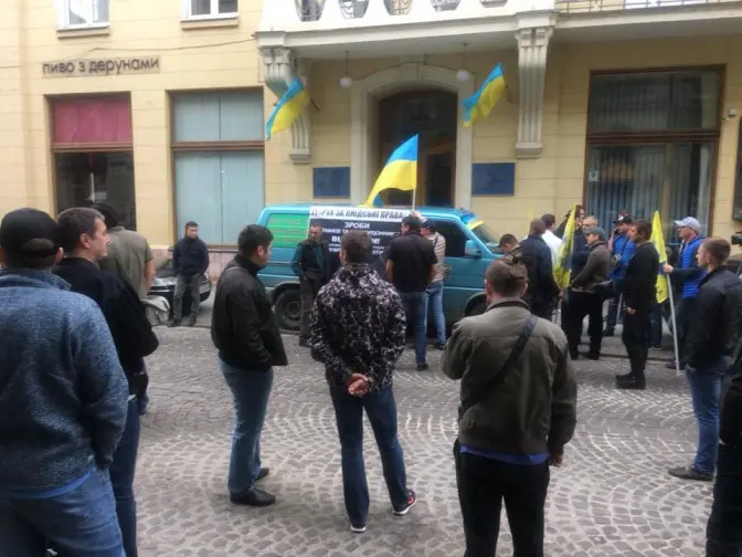 Під львівською митницею активісти влаштували пікет. Чого вимагають. Фото. Відео