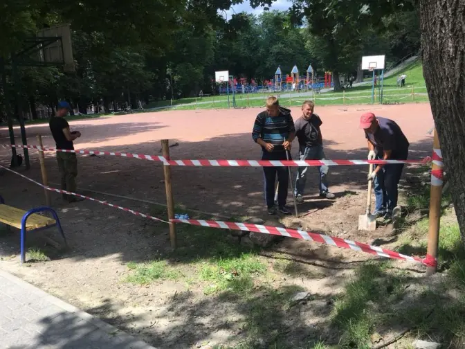 У Львові почали ремонт спортивного майданчика біля Порохової вежі. Фото дня