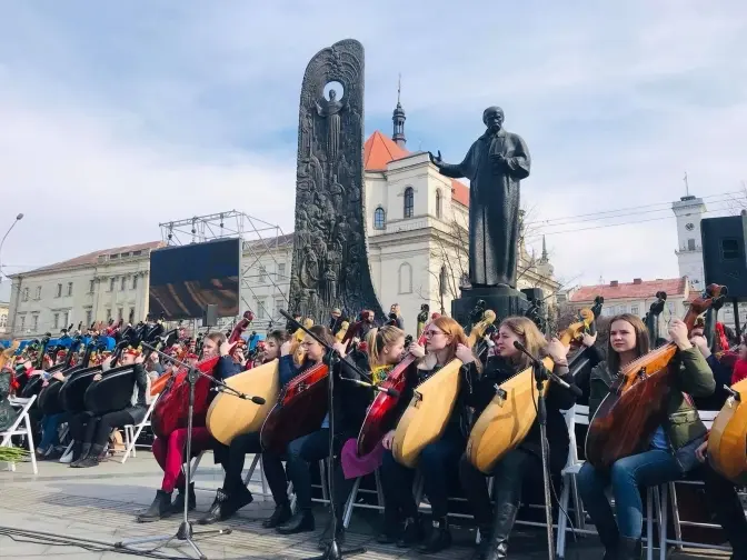 Понад 400 бандуристів у центрі Львова одночасно виконали твори Шевченка. Атмосферне відео