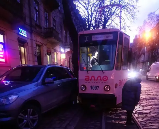 У Львові трамвай зійшов із колій, зачепивши припаркований на тротуарі Mercedes
