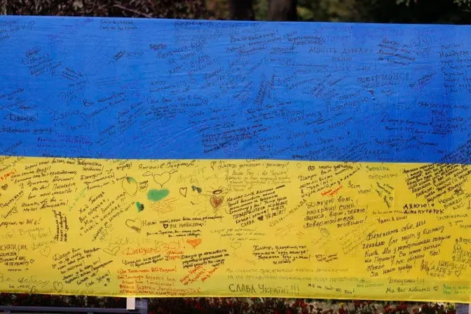 В Києві створили найбільший прапор із побажаннями для бійців ЗСУ