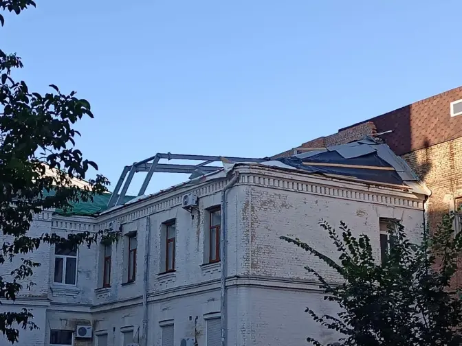 На пам'ятці архітектури в Києві демонтують незаконну мансарду