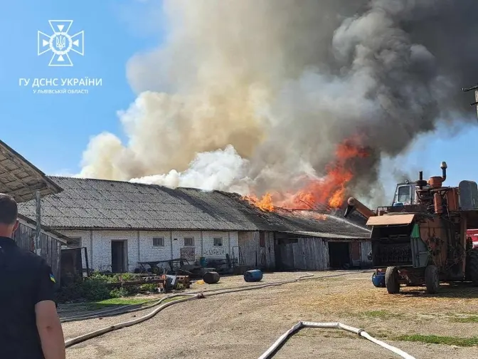 На Львівщині сталася пожежа на фермі. Частина приміщень згоріла