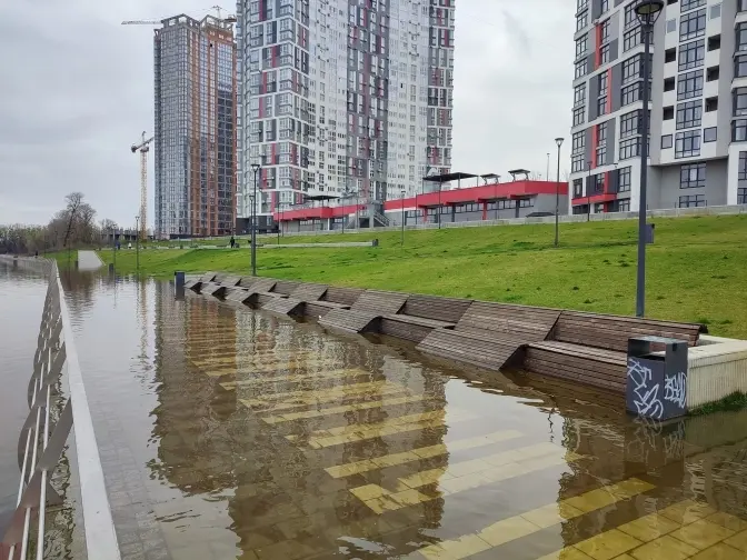 Рівень води в Дніпрі в Києві знизився ще на 7 см