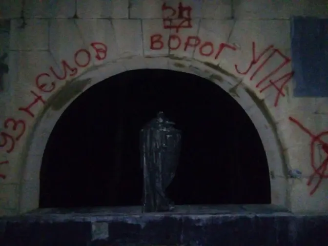 Націоналісти розмалювали могилу радянського розвідника у Львові. Фото