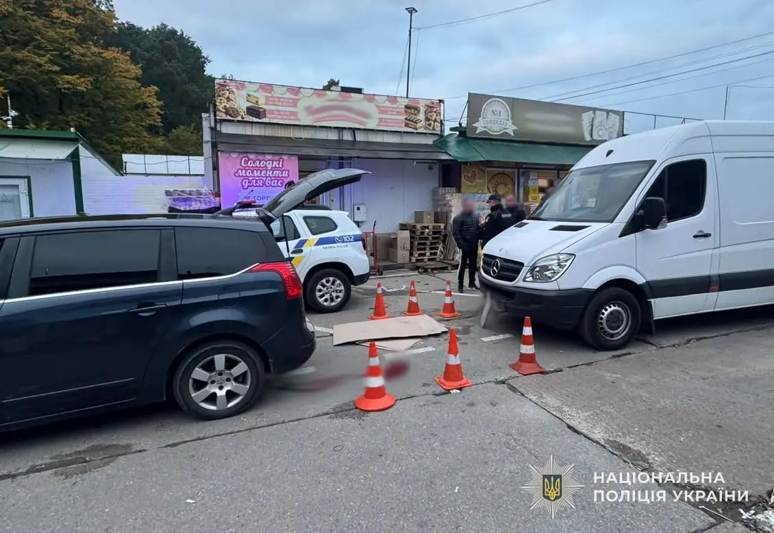 Мікроавтобус без водія затиснув пенсіонера між двома машинами у Львові