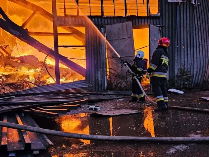 У Львові на місці удару вдалося обмежити розповсюдження полум'я