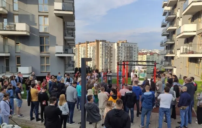Розмова з підприємцем, який рік на війні, та мешканці Під Голоском повстали проти забудови. Підсумки доби