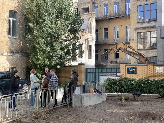 Забудовник на Рейтарській намагається вивезти цеглу зі стін, які встиг зруйнувати