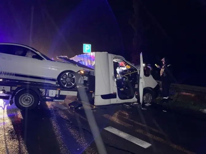 Неподалік Львова зіткнулися вантажівка та автопоїзд. Є травмовані