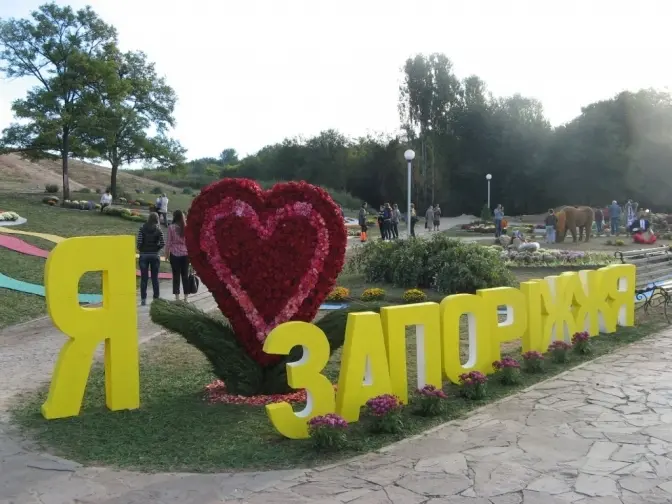 Чи варто перейменовувати Красне на Львівщині і Запоріжжя та порятунок унікального костелу в Києві. Підсумки доби