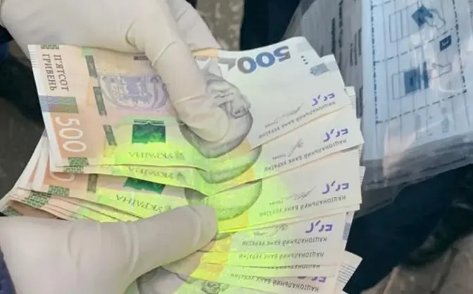 На Львівщині викрили капітана патрульної поліції, який вимагав хабарів у перевізників