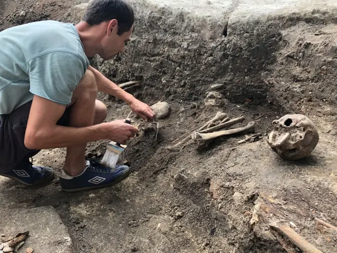 На місці фонтану «Кульбаба» у центрі Львова знайшли людські останки. Фото