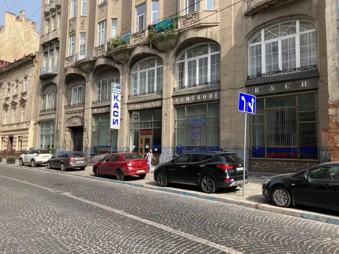 У приміщенні на вулиці Гнатюка, де колись були залізничні каси, відкриють книгарню з коворкінгом