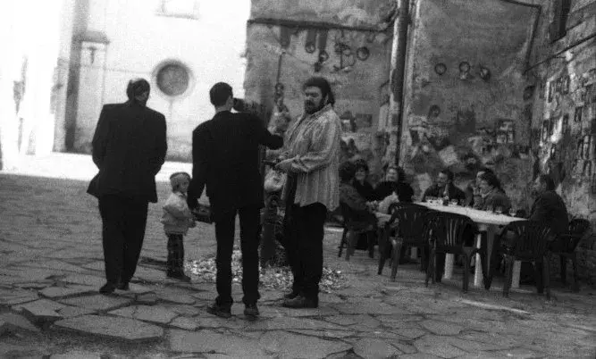 Маркіян Іващишин біля галереї "Дзиґа" у Львові, 1990-ті роки / Фото: pravda.com.ua