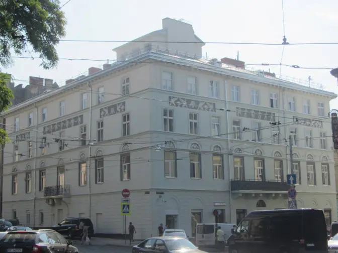У центрі Львова завершили реставрацію пам’ятки архітектури. Фото до і після