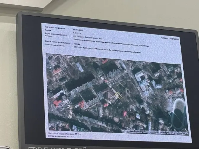 В центрі Києва збираються будувати ЖК. Новобудова захоплює частину Літературного скверу