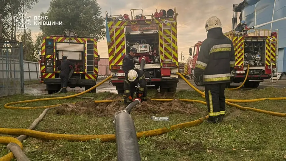Під Києвом внаслідок російської атаки спалахнули склади та гуртожиток