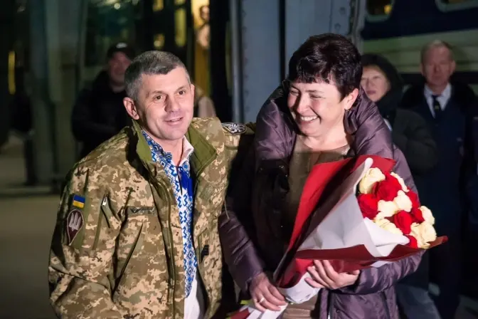 У Львові воїн-залізничник освідчився коханій на вокзалі після повернення з фронту