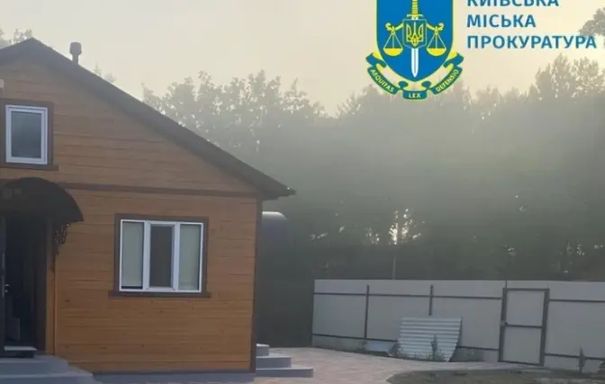 На Жуковому острові в Києві чоловік самовільно захопив ділянку і побудував житло