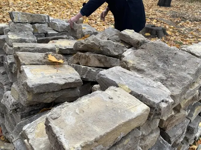 Активісти збирають кошти на ручне очищення історичної цегли в Чеховському провулку