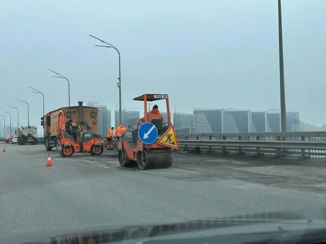 В Києві почали ремонтувати Дарницький міст. У бік лівого берега затор