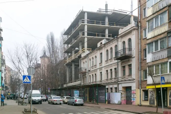 Суд заборонив передавати землю під будинком Родіна для забудови