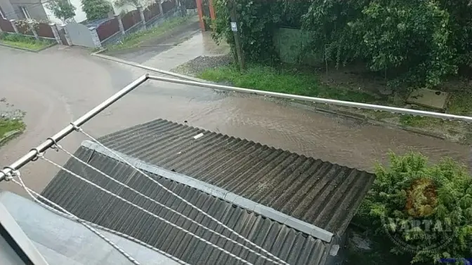 Потужна злива у Львові. Затоплені вулиці та повалені дерева