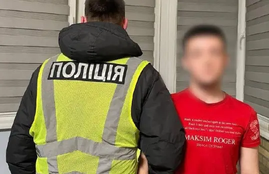 У Києві хлопець в поліцейській формі співав російські пісні. Поліція відреагувала