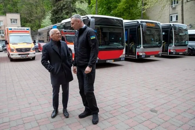 Київ отримав ще кілька автобусів і «швидких» від Німеччини