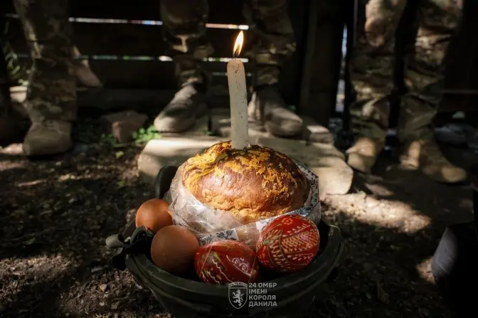 Бійці львівської бригади показали, як відзначають Великдень на фронті