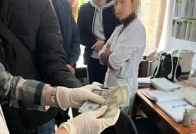 1000 доларів за довідку. На Львівщині працівників лікарні викрили на корупційній схемі