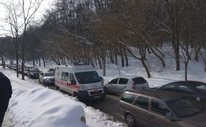 Поблизу заїзду у дитячу лікарню на Пилипа Орлика заборонили паркування