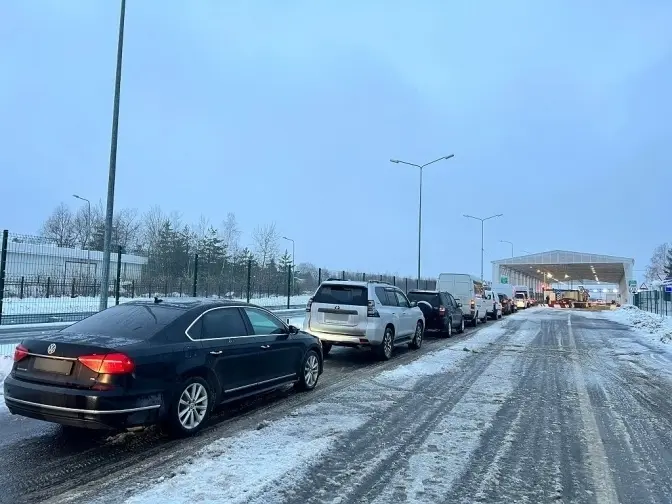 Понад 300 автомобілів зупинились на кордоні із Польщею