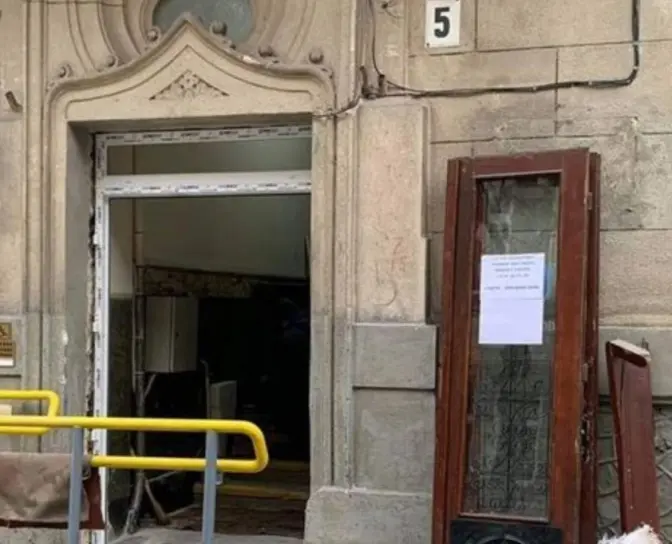 В історичній частині Львова дерев’яні двері змінили на білі пластикові. Фото до і після