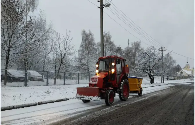 Сьогодні на вулиці Львова виїхала снігоочисна техніка